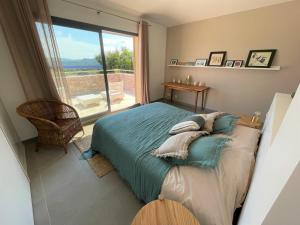 Łóżko lub łóżka w pokoju w obiekcie Villa Terra Vecchia, 6 ou 12 personnes, vue imprenable, piscine chauffée