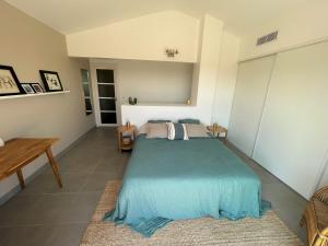 Łóżko lub łóżka w pokoju w obiekcie Villa Terra Vecchia, 6 ou 12 personnes, vue imprenable, piscine chauffée