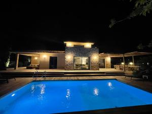 Basen w obiekcie Villa Terra Vecchia, 6 ou 12 personnes, vue imprenable, piscine chauffée lub w pobliżu