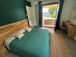 sypialnia z łóżkiem i widokiem na ocean w obiekcie Villa Terra Vecchia, 6 ou 12 personnes, vue imprenable, piscine chauffée w mieście Porto-Vecchio +35 zdjęć