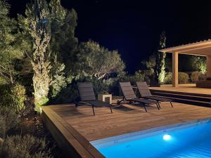 Basen w obiekcie Villa Terra Vecchia, 6 ou 12 personnes, vue imprenable, piscine chauffée lub w pobliżu