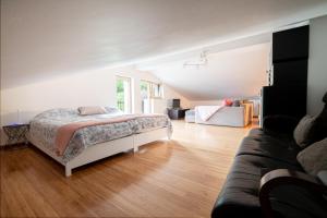 ein Schlafzimmer mit einem Bett und einem Sofa in der Unterkunft Villa Azul in Kojsko