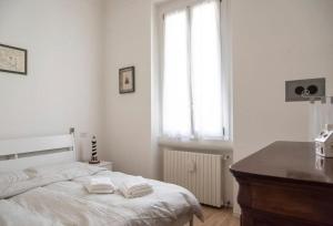 um quarto com uma cama com duas toalhas em ALTIDO Classic flat near Basilica di Sant'Ambrogio em Milão