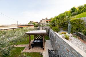 einen Garten mit einem Tisch und einer Bank an der Wand in der Unterkunft Villa Azul in Kojsko