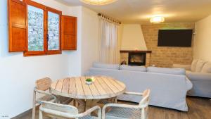 a living room with a table and a couch at Casa Rural El Rincón de Beatriz in Ayódar