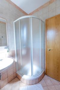 y baño con cabina de ducha y lavabo. en B&B Bau, en Maribor