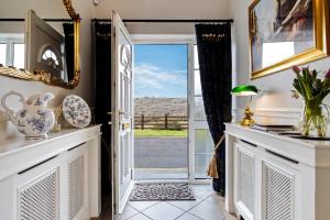 - un couloir avec une porte menant à une terrasse dans l'établissement Gormley Residence, à Cottian