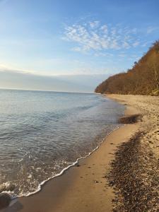 una playa de arena con el océano en el fondo en Apartament na Skwerku, en Gdynia