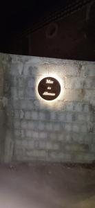 ein Licht in einer Ziegelmauer mit einem Schild drauf in der Unterkunft Piolenc Très bel appartement in Piolenc