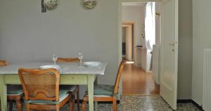 comedor con mesa y sillas y pasillo en Como Lake Panorama Apartment Sveva en Cernobbio