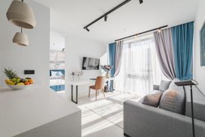 ein Wohnzimmer mit einem Sofa und einem Tisch in der Unterkunft Hotel Aurel Coast in Kotor