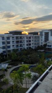 Blick auf ein großes Apartmenthaus bei Sonnenuntergang in der Unterkunft AZ Stayz Homestay in Kajang