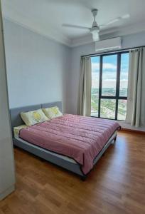 1 dormitorio con 1 cama y ventana grande en Platino, beside Paradigm Shopping Mall, free wi-fi, 4 bedrooms & 3 toilets, up to 12pax, en Johor Bahru