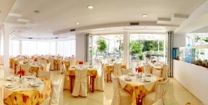 un salón de banquetes con mesas y sillas en una habitación en Kolymbia Sun en Kolimbia