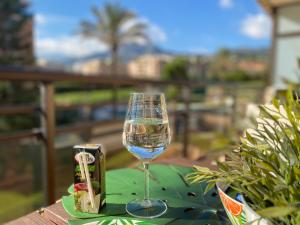 een glas wijn zittend op een tafel bij Hevres Playa Torremolinos in Torremolinos