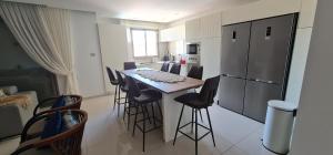 Фотография из галереи 3 bdr Penthouse With Red Sea View- By Amdar Holiday Apartments в Эйлате