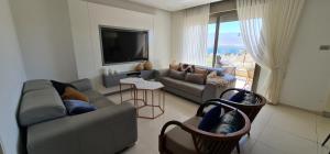 Гостиная зона в 3 bdr Penthouse With Red Sea View- By Amdar Holiday Apartments