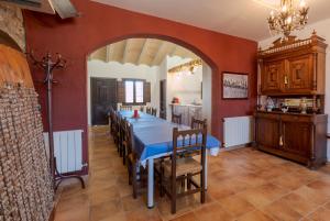 a kitchen and dining room with a table and chairs at CASA RURAL VICENTA 1750 Alojamiento rural, capacidad hasta 30 personas in Albentosa