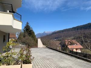 a view of a brick road with mountains in the background at Appartement detox au pied du semnoz in Seynod