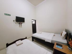 Televiisor ja/või meelelahutuskeskus majutusasutuses Ndalem Katong Guest House Ponorogo