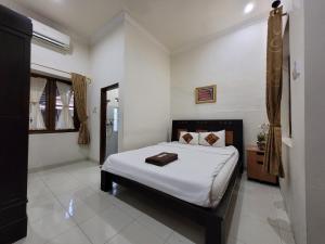 Voodi või voodid majutusasutuse Ndalem Katong Guest House Ponorogo toas