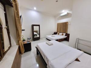 Voodi või voodid majutusasutuse Ndalem Katong Guest House Ponorogo toas