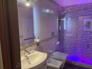 ナポリにあるCasa Meravigliosa Fonsecaのバスルーム(洗面台、トイレ、鏡付)