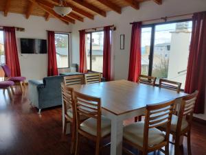 ein Wohnzimmer mit einem Holztisch und Stühlen in der Unterkunft Casa Centro Bariloche in San Carlos de Bariloche
