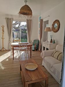 a living room with a couch and a table at La Petite Etoile in Andernos-les-Bains