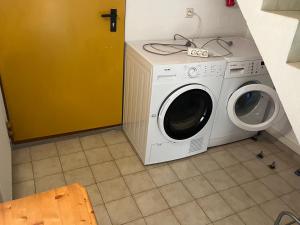 グレーブミングにあるTOM’s Appartmentの洗濯機、乾燥機が備わります。