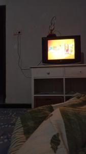 einen TV auf einem Tisch in einem Zimmer in der Unterkunft pandya Bromo in Pasuruan