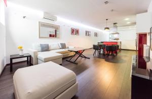 ein Wohnzimmer mit einem Sofa und einem Tisch in der Unterkunft Living Carretas in Madrid