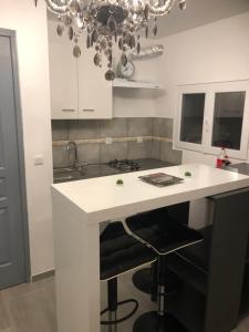 kuchnia z białym blatem i zlewem w obiekcie Villa Stef w mieście Lunel-Viel