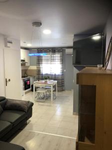 salon z kanapą i stołem w obiekcie Villa Stef w mieście Lunel-Viel