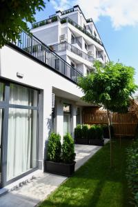 ソフィアにあるConnect Living Apartmentsの白い建物(バルコニー付)