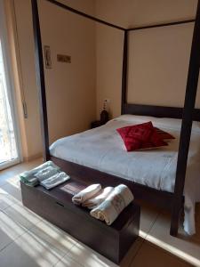 a bedroom with a canopy bed with two folded towels at Affittacamere Appartamento colorato in Ferrara