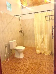 Jona Bungalow في نوسا بينيدا: حمام مع مرحاض ودش