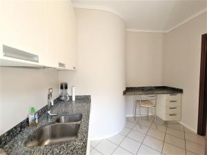 una cocina con fregadero y encimera en Via Panoramica, en Baveno 19 fotos más
