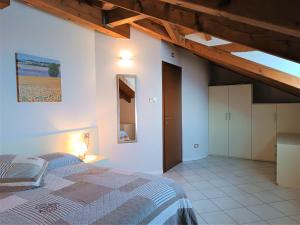 Un dormitorio con una cama grande en una habitación. en Via Panoramica, en Baveno