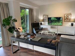 salon z kanapą i stołem w obiekcie Paz y tranquilidad, a un paso de Sevilla w mieście San Juan de Aznalfarache