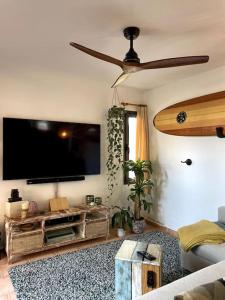 een woonkamer met een flatscreen-tv aan de muur bij SurfPartment Deluxe in La Pared