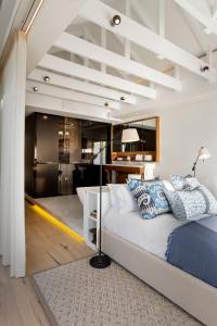 um quarto com uma cama e uma secretária num quarto em The Nici Clifton Sea View Apartments em Cidade do Cabo