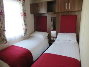 two beds sitting next to each other in a room at alphi3 in Bude