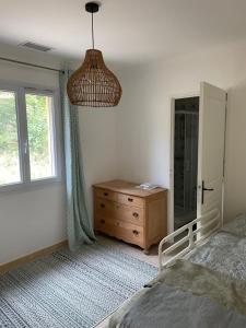 Tempat tidur dalam kamar di En Cévennes