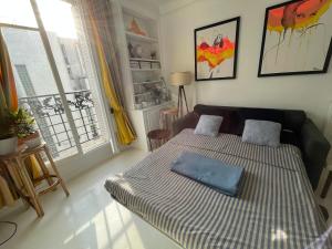 a small room with a bed and a window at Appartement 2 pièces élégant proche Porte de Versailles in Paris