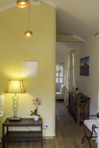 TV a/nebo společenská místnost v ubytování Landhaus Hotel Wolfratshausen