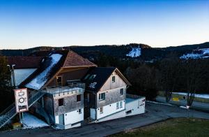 Nespecifikovaný výhled na hory nebo výhled na hory při pohledu z hotelu