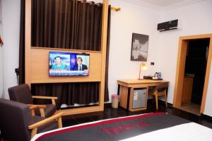 A television and/or entertainment centre at Ivy Hotel Emerald