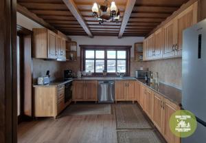 A kitchen or kitchenette at Poiana Pădurii Casa de Oaspeți