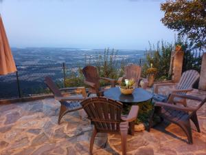 d'une terrasse avec des chaises et une table offrant une vue. dans l'établissement Casa Elena, 
